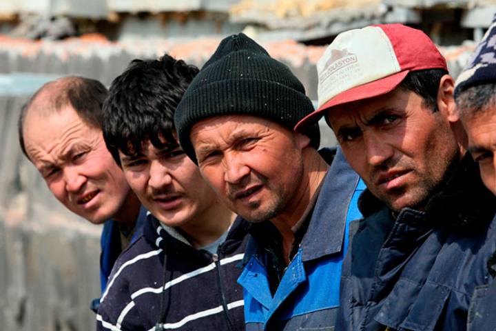 С 15 февраля трудовые мигранты должны оформлять медсправки только в Миграционном центре в Сахарово - фото 1