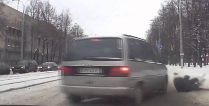 В Витебске милиционер спас ребёнка, заслонив собой от машины – Видео