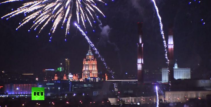Москва, отмечает день города праздничным салютом. Видео прямая трансляция.